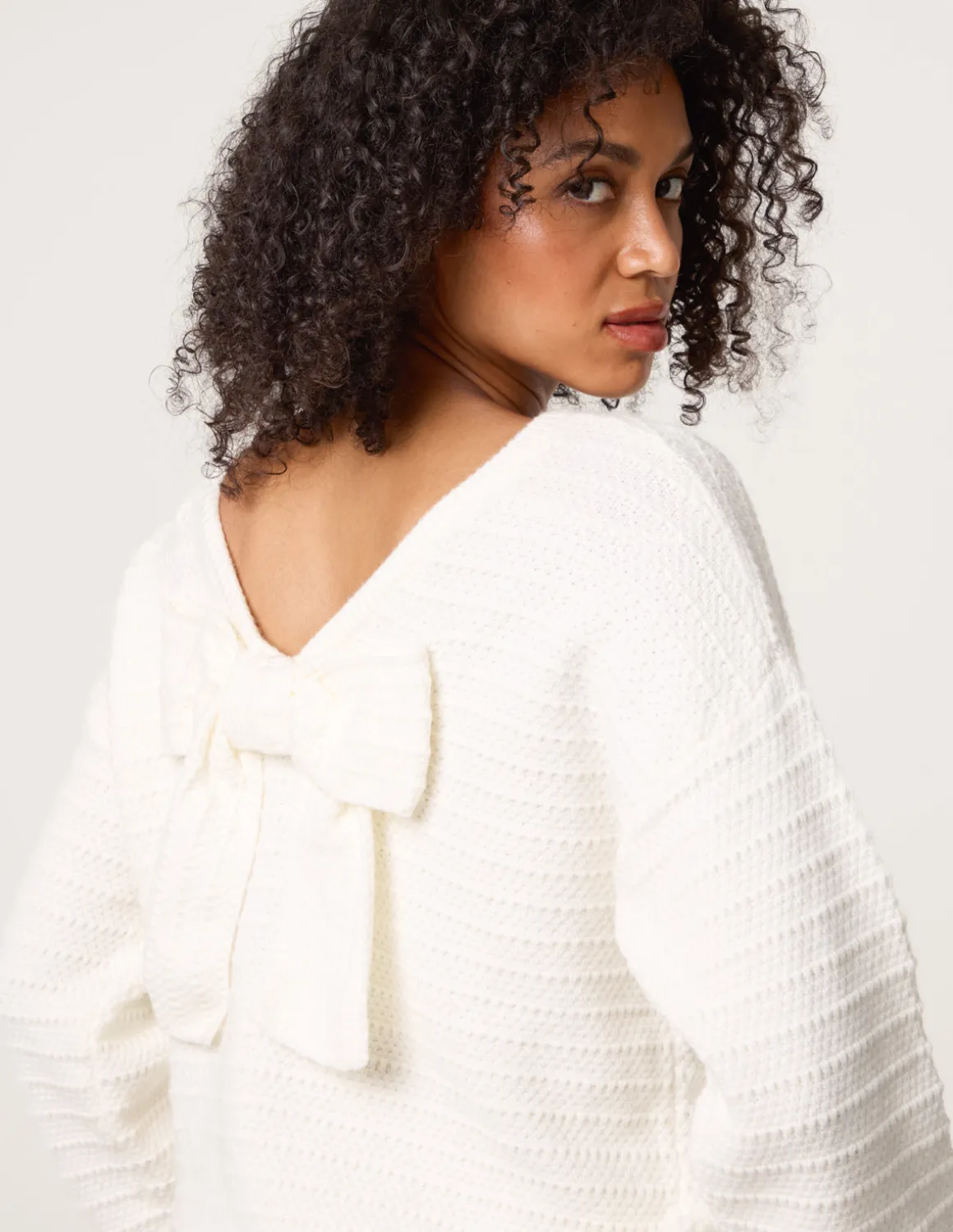 Round Neck Bow Back Detailed Jumper